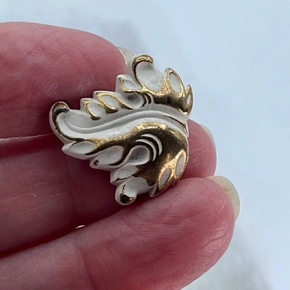 Vintage ornate plumes cuff links in white & gold